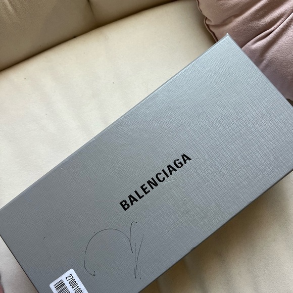 Host Pick 🥳🥳🌸Balenciaga Flat Sandals - Picture 7 of 7